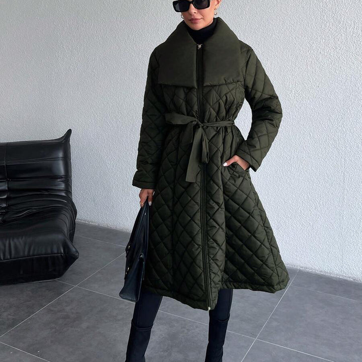 ISA | Pikowany płaszcz z paskiem i szerokim kołnierzem