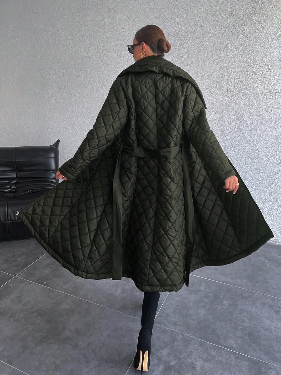 ISA | Pikowany płaszcz z paskiem i szerokim kołnierzem