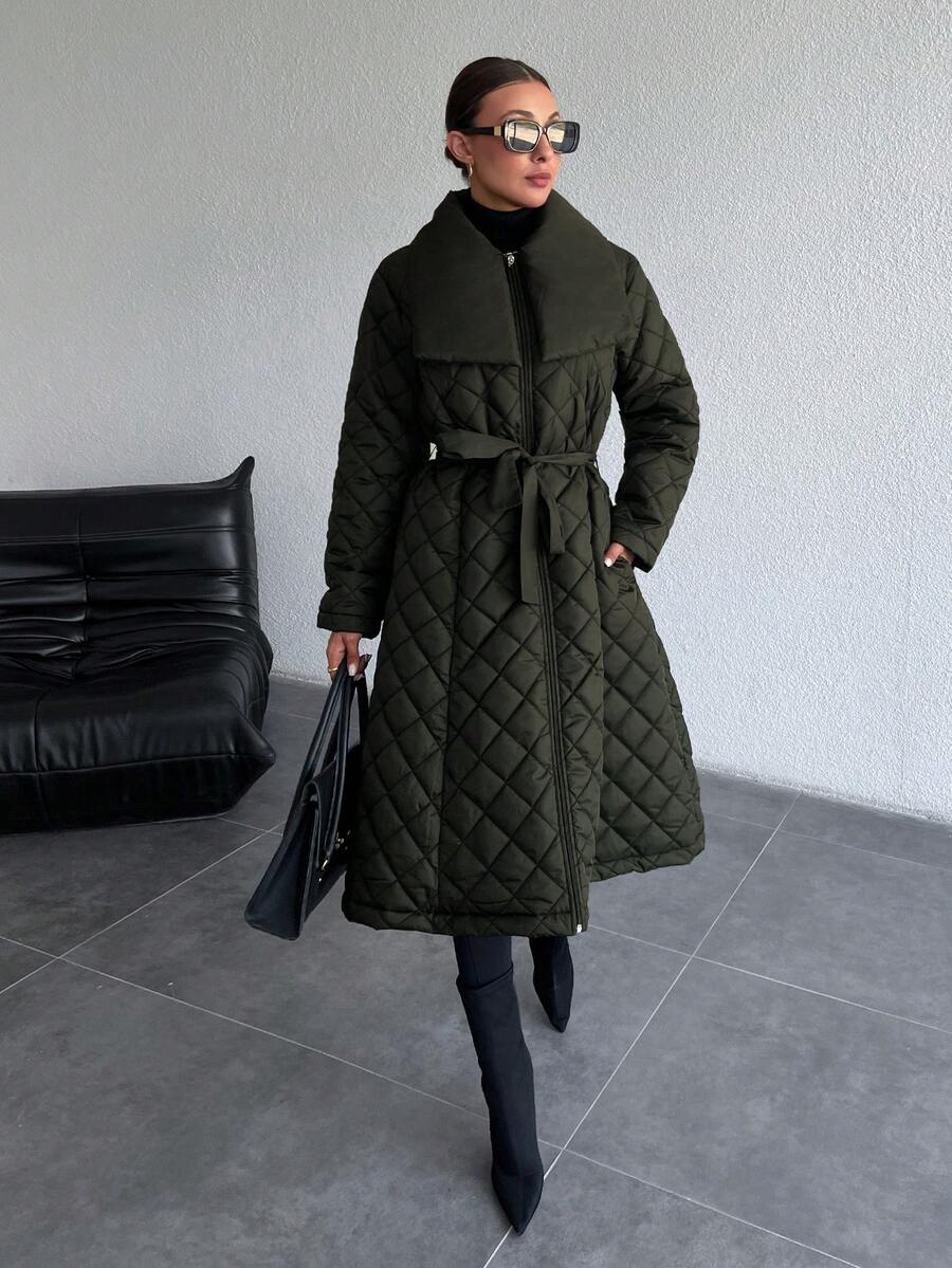 ISA | Pikowany płaszcz z paskiem i szerokim kołnierzem