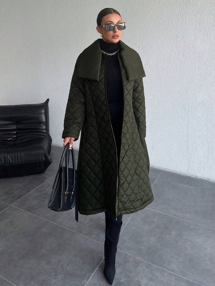 ISA | Pikowany płaszcz z paskiem i szerokim kołnierzem