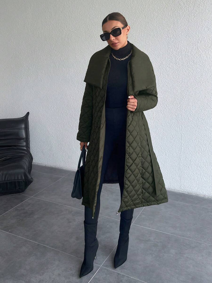 ISA | Pikowany płaszcz z paskiem i szerokim kołnierzem