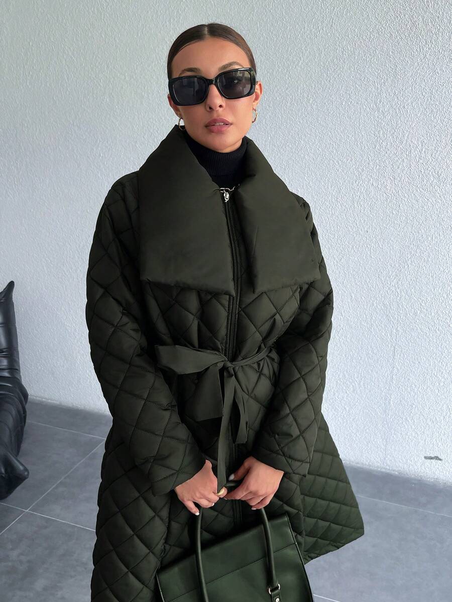 ISA | Pikowany płaszcz z paskiem i szerokim kołnierzem