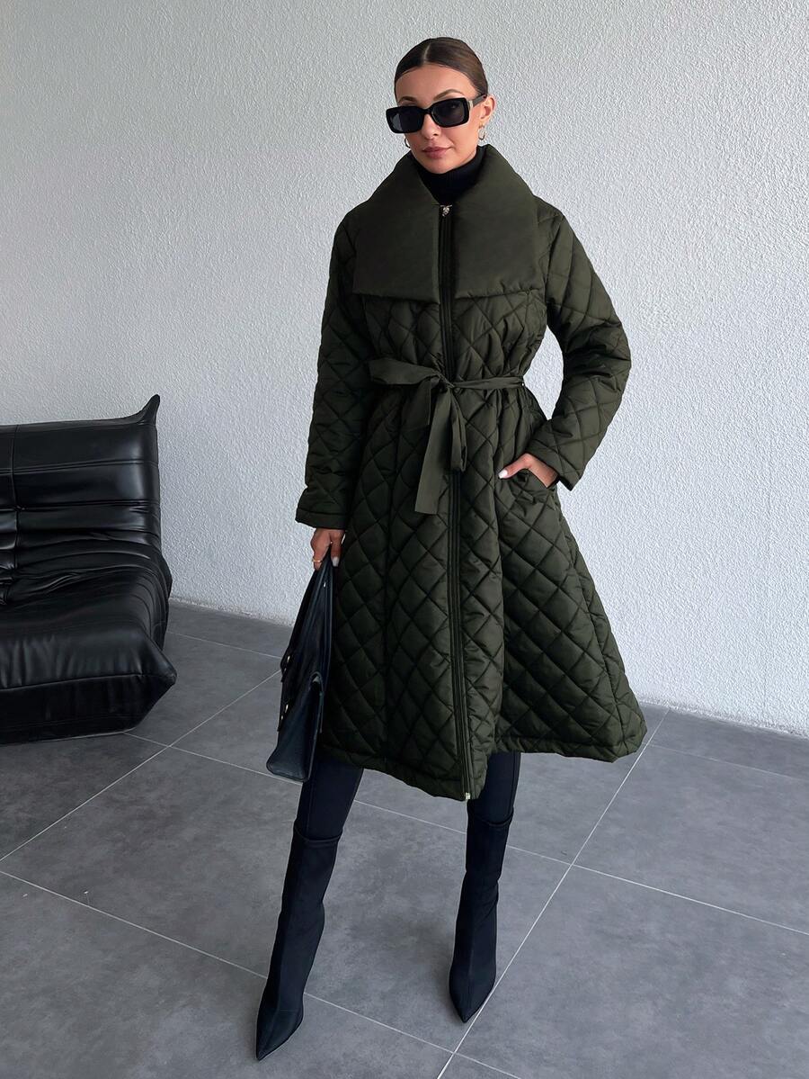 ISA | Pikowany płaszcz z paskiem i szerokim kołnierzem