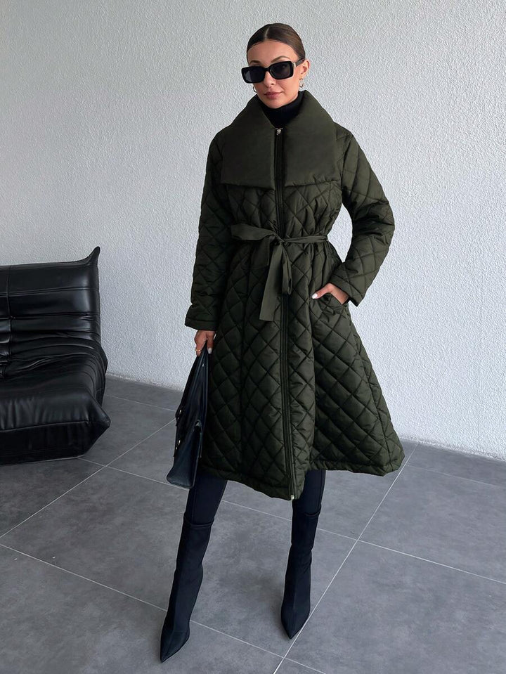 ISA | Pikowany płaszcz z paskiem i szerokim kołnierzem