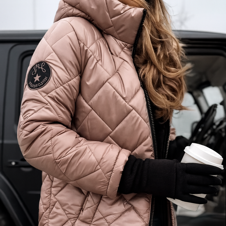 CELINA | Elegancka pikowana kurtka puchowa z kapturem