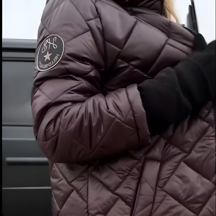 CELINA | Elegancka pikowana kurtka puchowa z kapturem