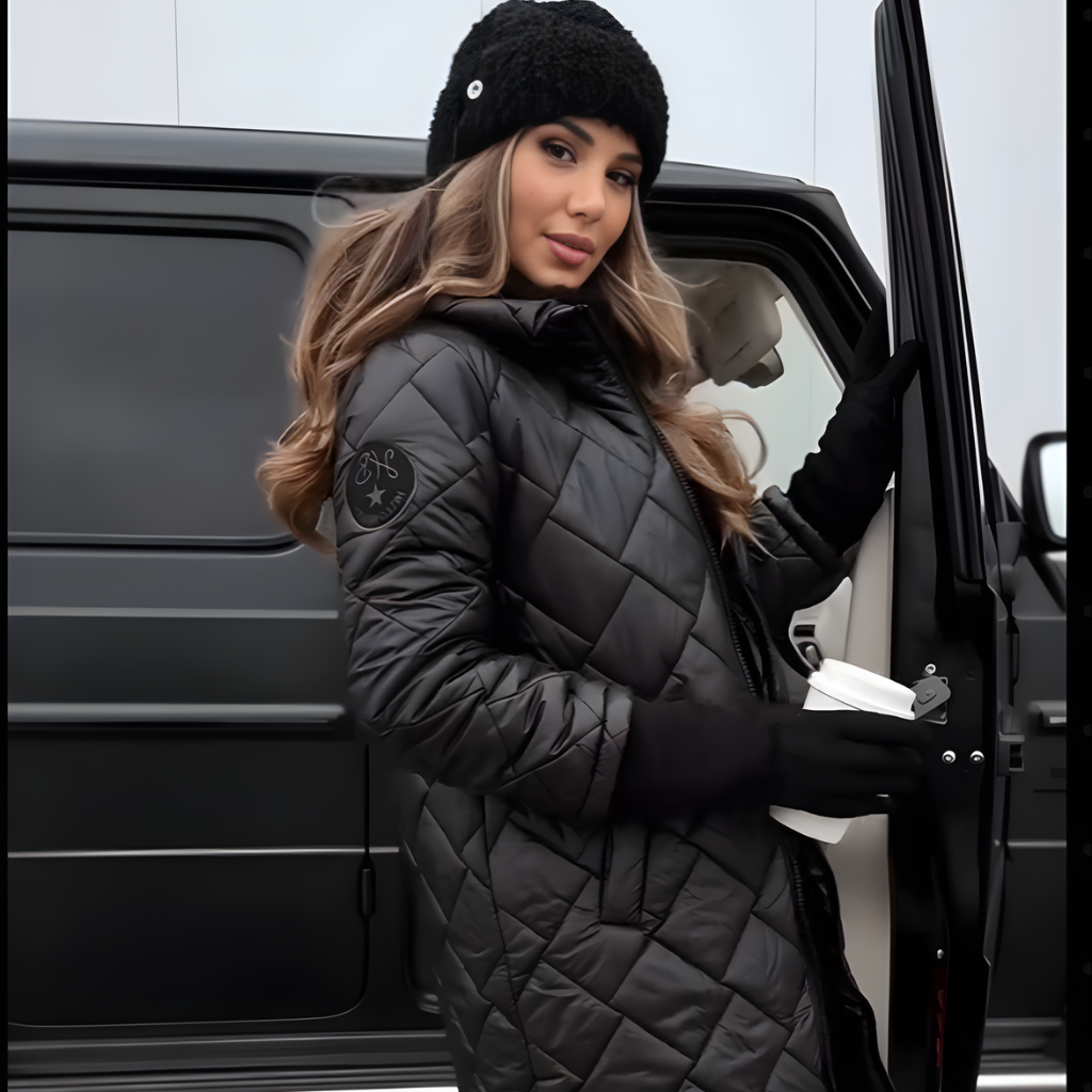 CELINA | Elegancka pikowana kurtka puchowa z kapturem