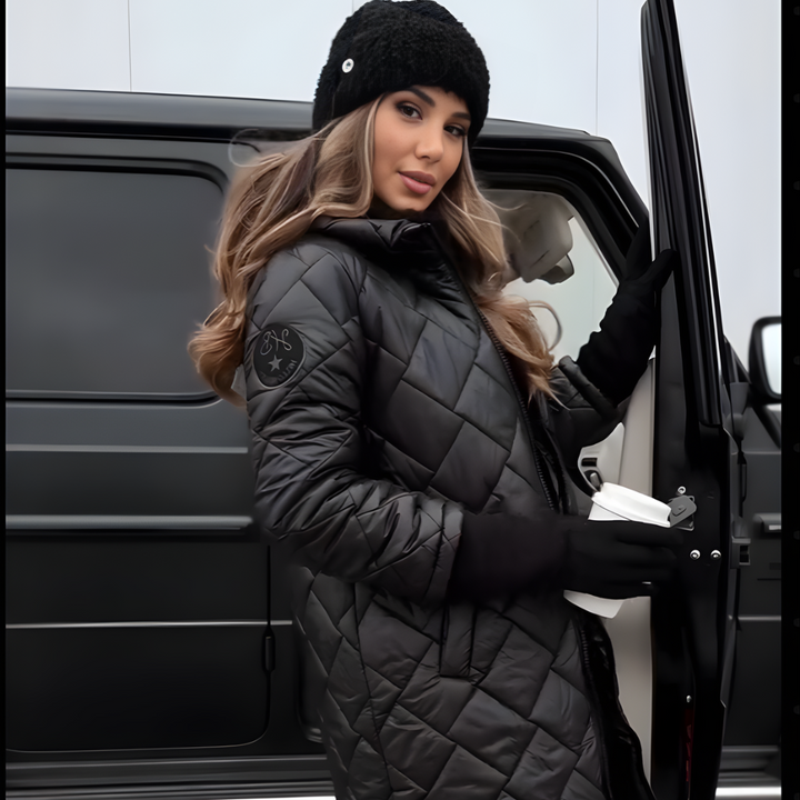 CELINA | Elegancka pikowana kurtka puchowa z kapturem